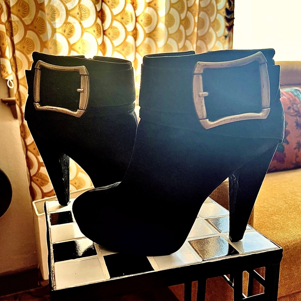 Luichiny vintage black suede high heeled ankle boots w/oversized buckle